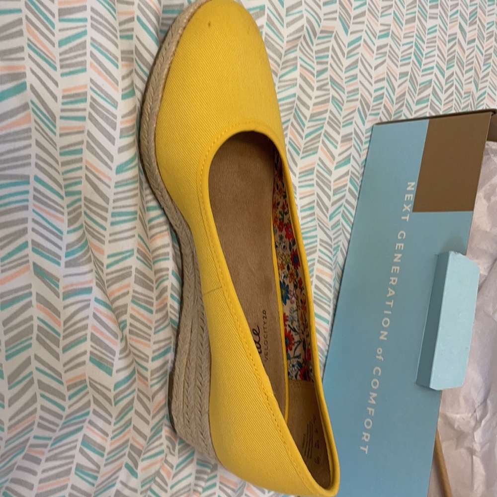Marigold Canvas Karma size 10W. Brand new and in the original box.